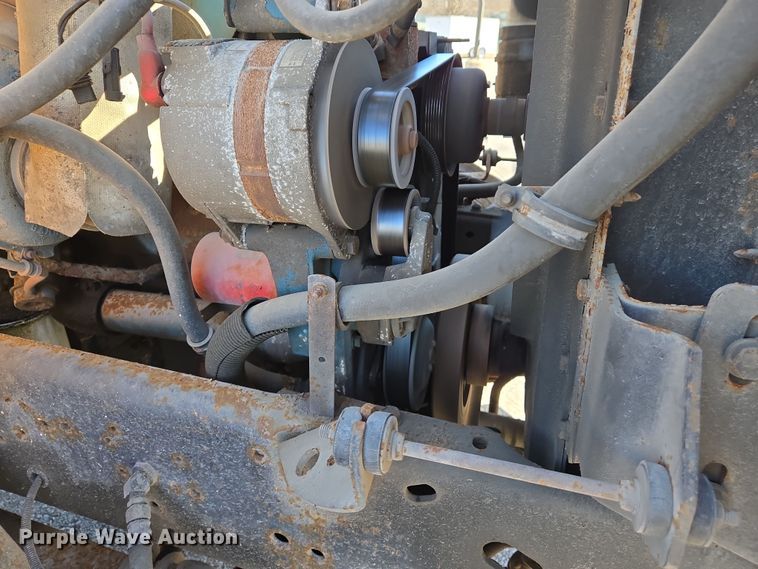 image for item EJ7345 2000 International 4900 flatbed truck