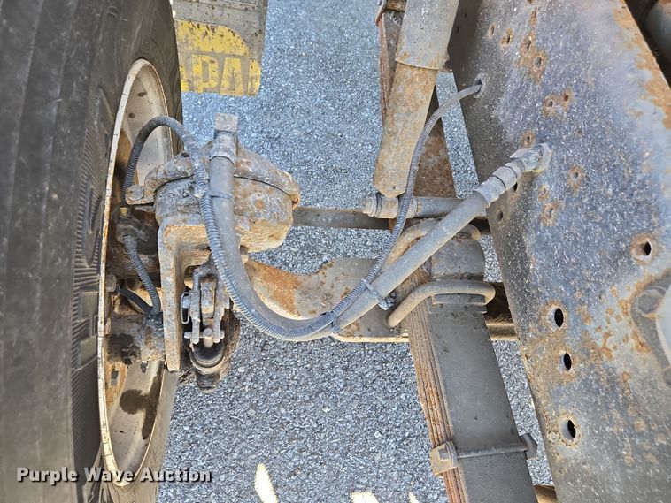 image for item EJ7345 2000 International 4900 flatbed truck