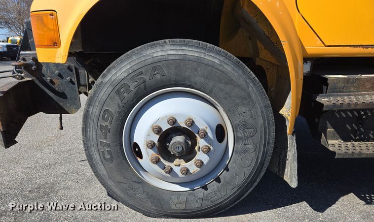 image for item EJ7345 2000 International 4900 flatbed truck