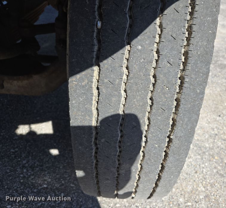 image for item EJ7345 2000 International 4900 flatbed truck