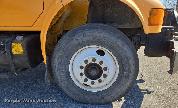 image for item EJ7345 2000 International 4900 flatbed truck