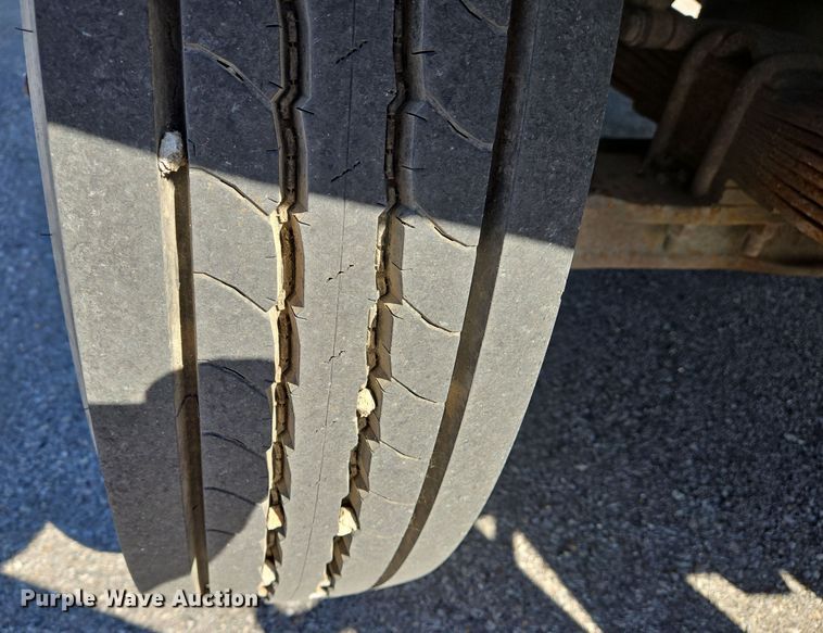 image for item EJ7345 2000 International 4900 flatbed truck