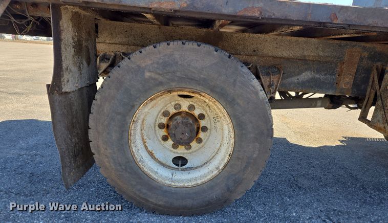 image for item EJ7345 2000 International 4900 flatbed truck