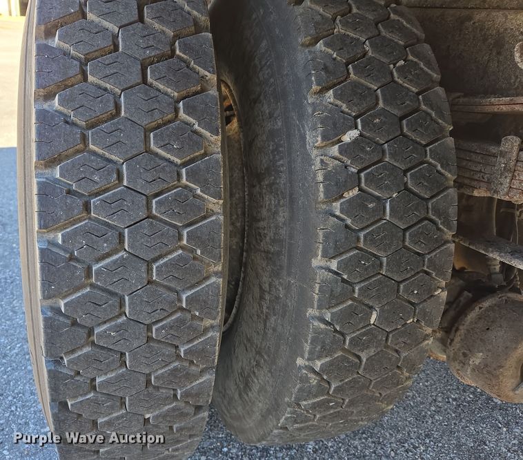 image for item EJ7345 2000 International 4900 flatbed truck