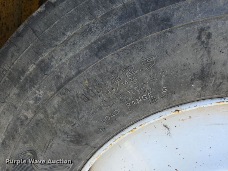 image for item EJ7345 2000 International 4900 flatbed truck