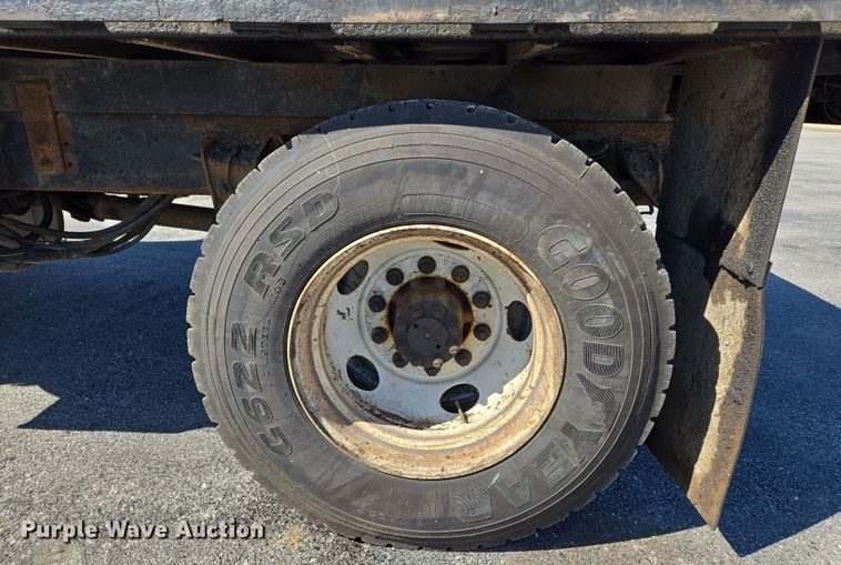 image for item EJ7345 2000 International 4900 flatbed truck