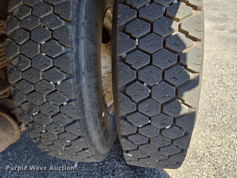 image for item EJ7345 2000 International 4900 flatbed truck