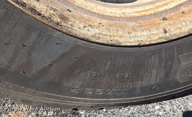 image for item EJ7345 2000 International 4900 flatbed truck