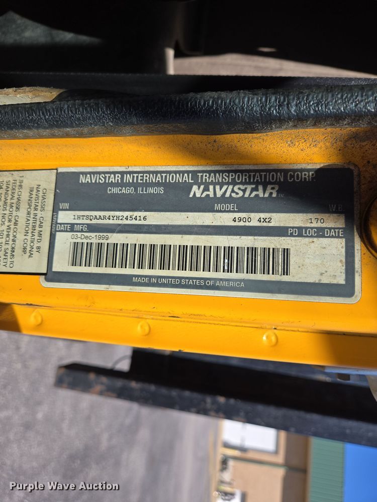 image for item EJ7345 2000 International 4900 flatbed truck