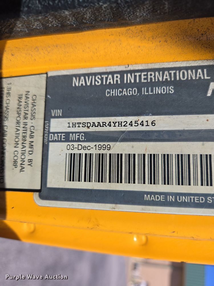 image for item EJ7345 2000 International 4900 flatbed truck