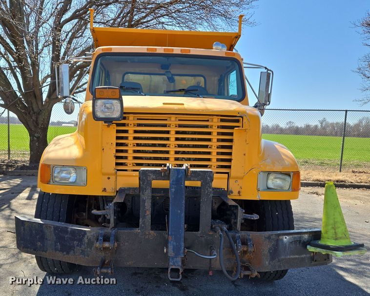 image for item EJ7346 2002 International 4900 dump truck