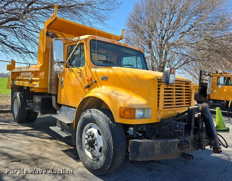image for item EJ7346 2002 International 4900 dump truck