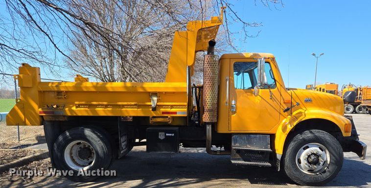 image for item EJ7346 2002 International 4900 dump truck
