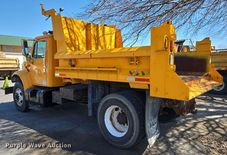 image for item EJ7346 2002 International 4900 dump truck