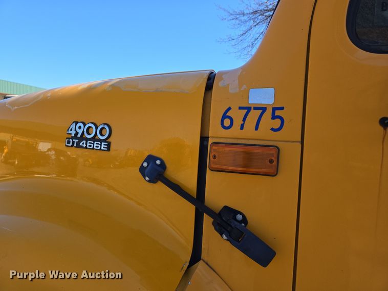 image for item EJ7346 2002 International 4900 dump truck