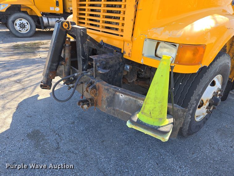 image for item EJ7346 2002 International 4900 dump truck