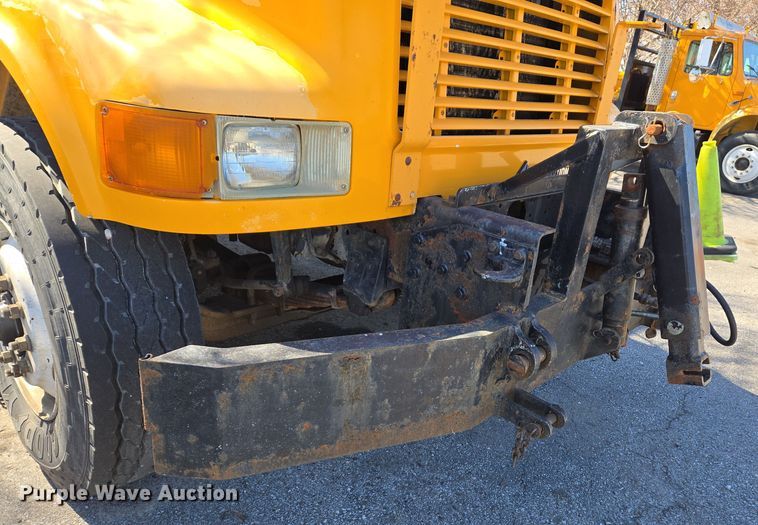 image for item EJ7346 2002 International 4900 dump truck