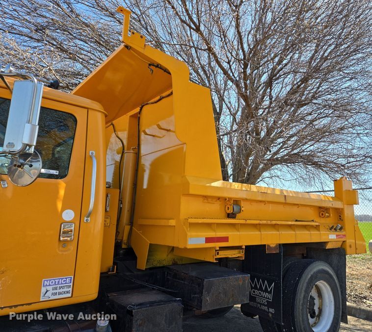 image for item EJ7346 2002 International 4900 dump truck