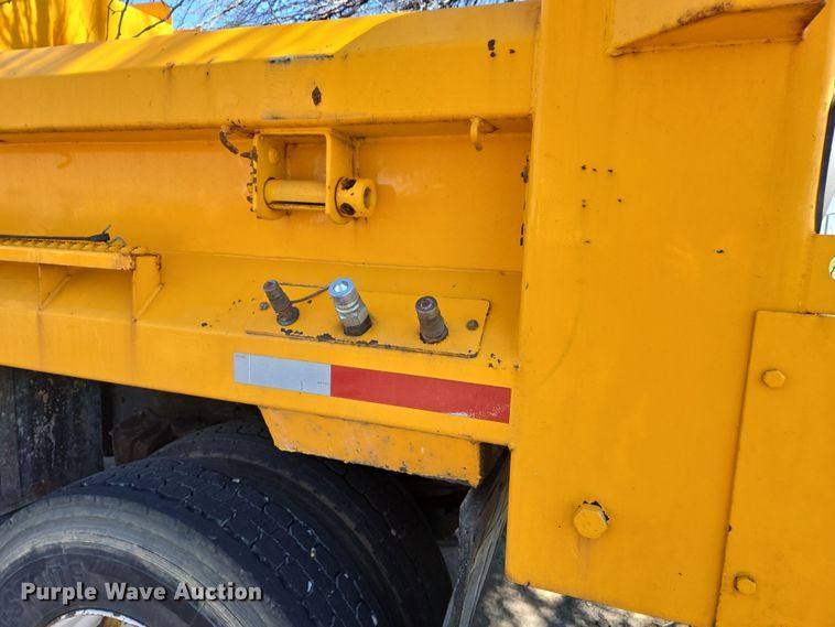 image for item EJ7346 2002 International 4900 dump truck