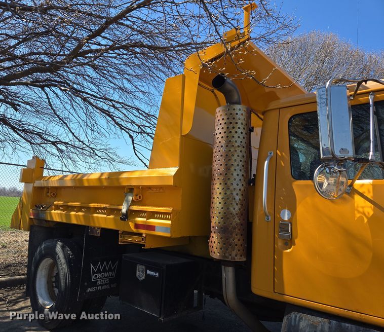 image for item EJ7346 2002 International 4900 dump truck