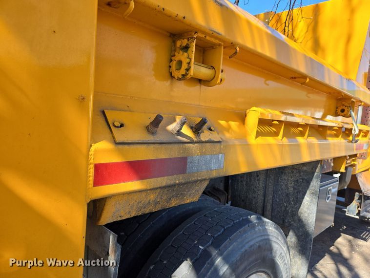 image for item EJ7346 2002 International 4900 dump truck