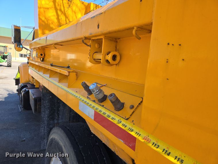 image for item EJ7346 2002 International 4900 dump truck