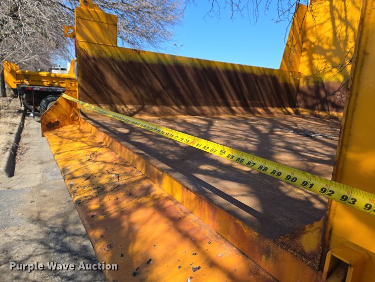 image for item EJ7346 2002 International 4900 dump truck