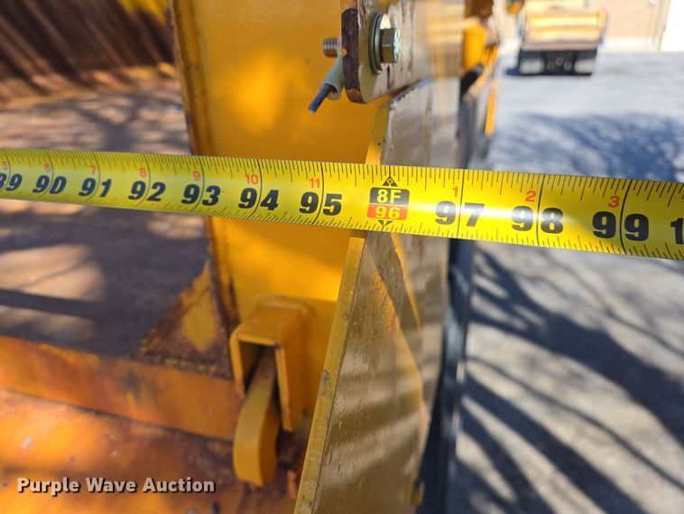 image for item EJ7346 2002 International 4900 dump truck