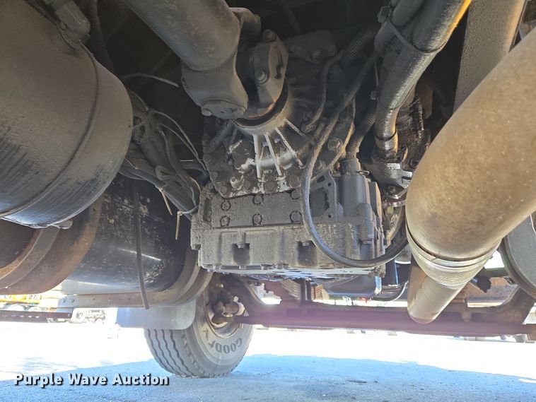 image for item EJ7346 2002 International 4900 dump truck