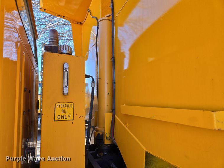 image for item EJ7346 2002 International 4900 dump truck