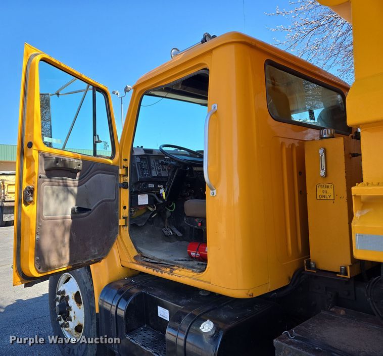 image for item EJ7346 2002 International 4900 dump truck