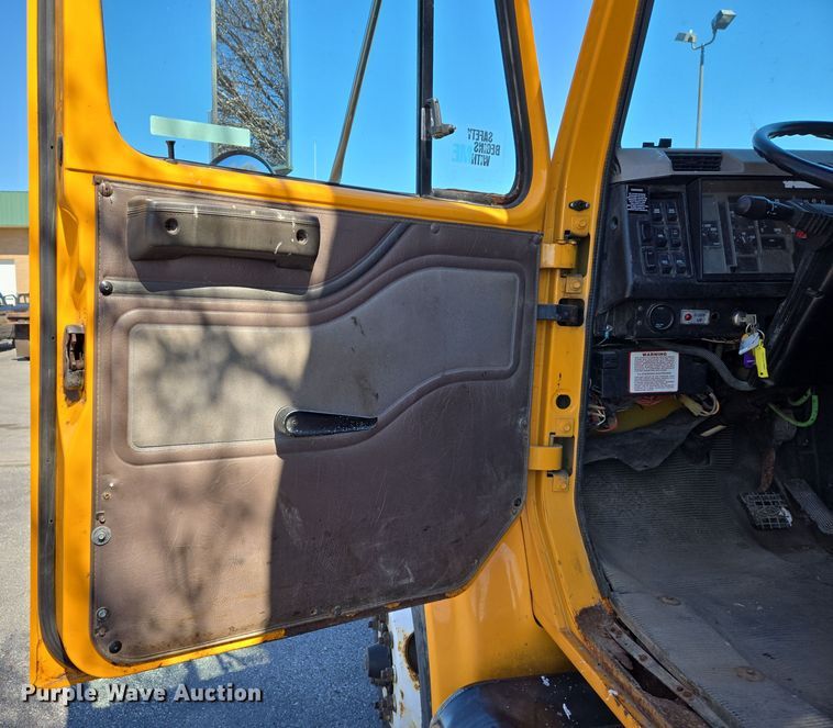 image for item EJ7346 2002 International 4900 dump truck