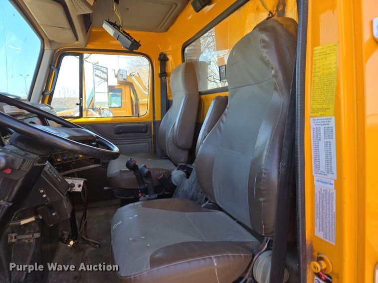 image for item EJ7346 2002 International 4900 dump truck