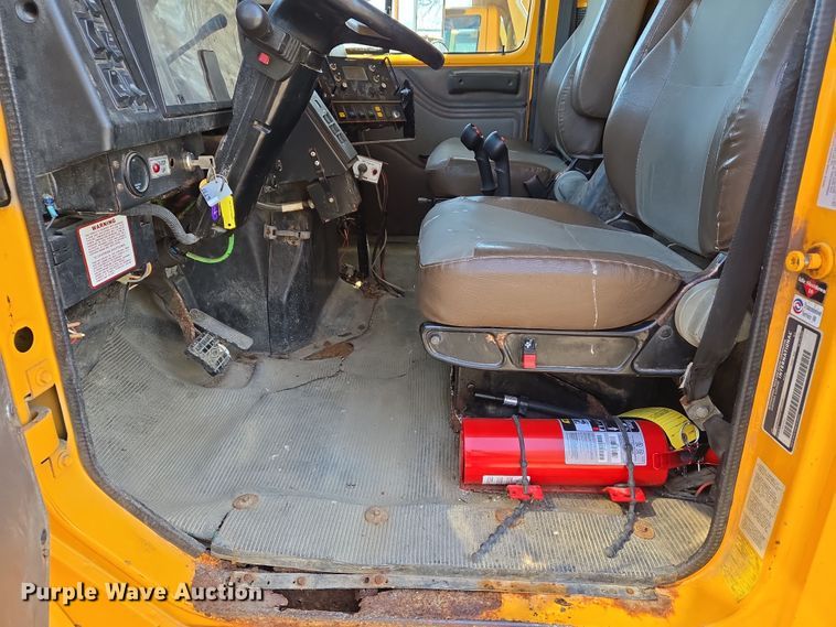 image for item EJ7346 2002 International 4900 dump truck