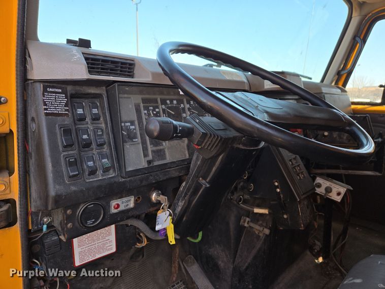 image for item EJ7346 2002 International 4900 dump truck