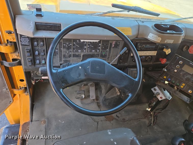 image for item EJ7346 2002 International 4900 dump truck