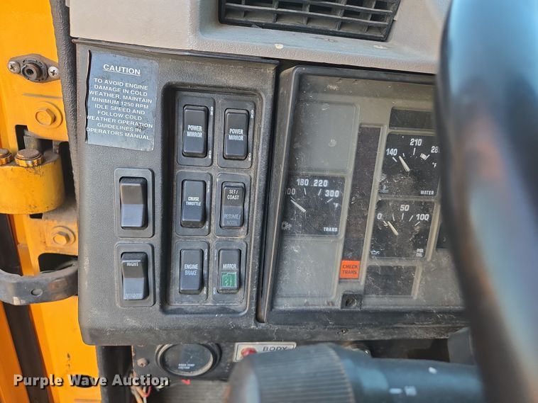 image for item EJ7346 2002 International 4900 dump truck