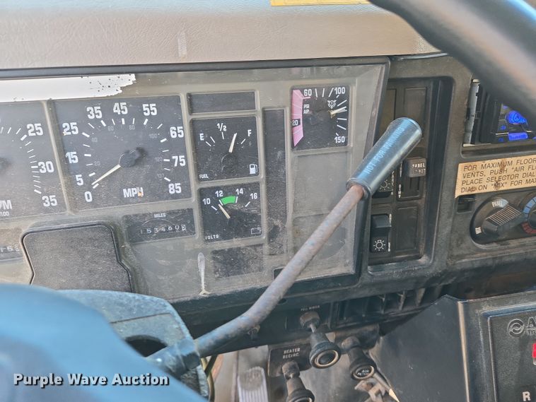 image for item EJ7346 2002 International 4900 dump truck