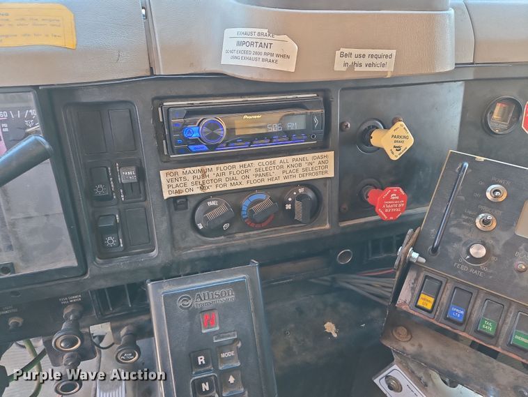 image for item EJ7346 2002 International 4900 dump truck