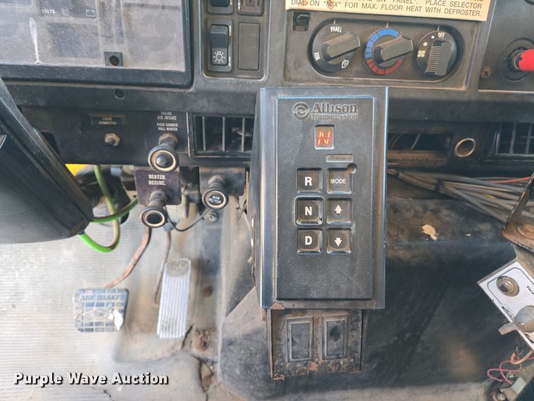 image for item EJ7346 2002 International 4900 dump truck