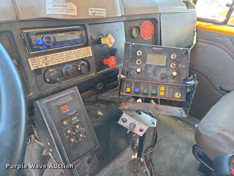 image for item EJ7346 2002 International 4900 dump truck