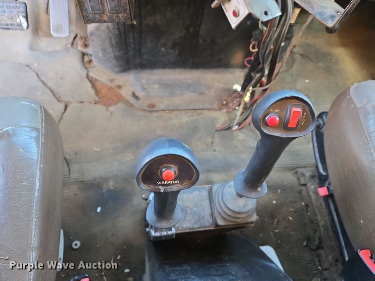 image for item EJ7346 2002 International 4900 dump truck