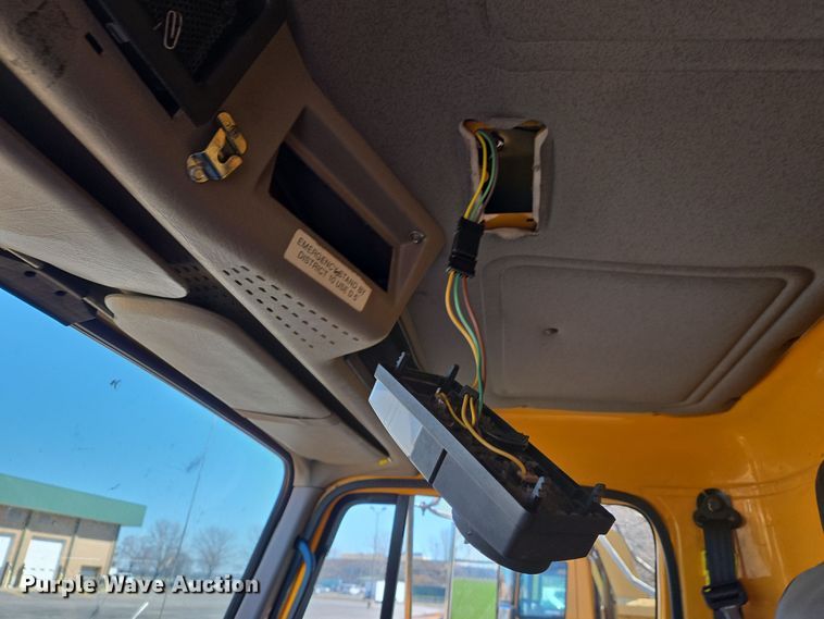 image for item EJ7346 2002 International 4900 dump truck