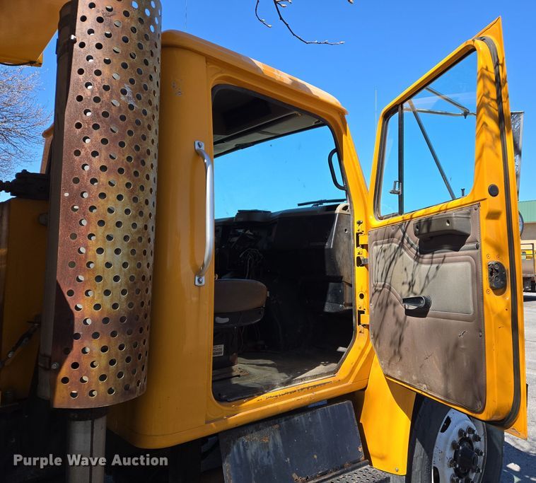 image for item EJ7346 2002 International 4900 dump truck