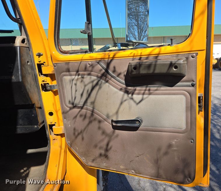 image for item EJ7346 2002 International 4900 dump truck