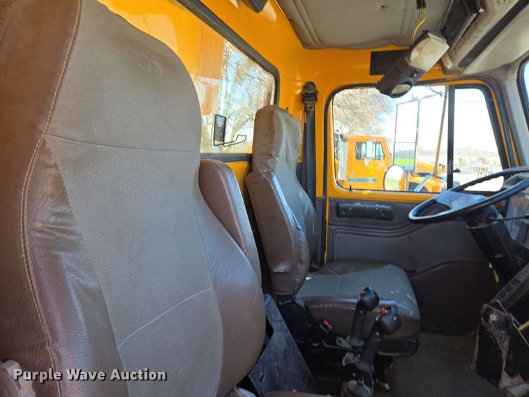 image for item EJ7346 2002 International 4900 dump truck