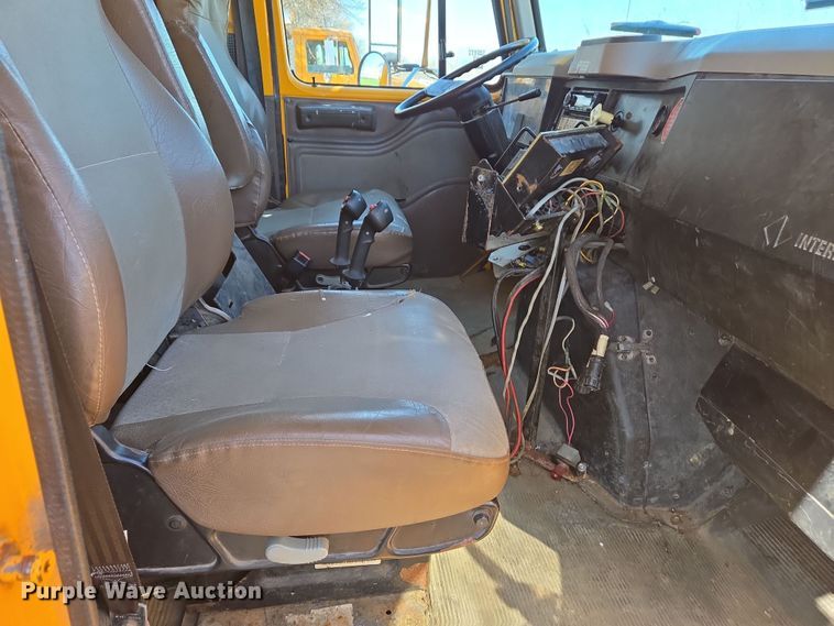 image for item EJ7346 2002 International 4900 dump truck