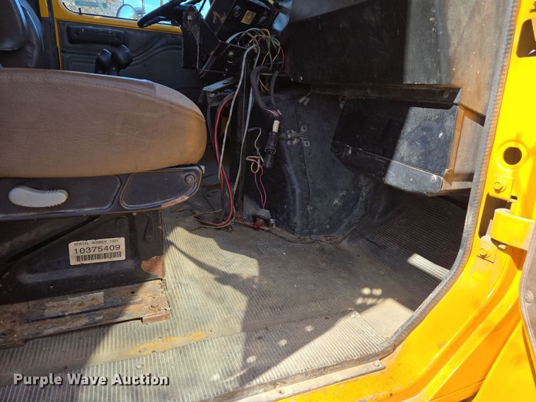 image for item EJ7346 2002 International 4900 dump truck