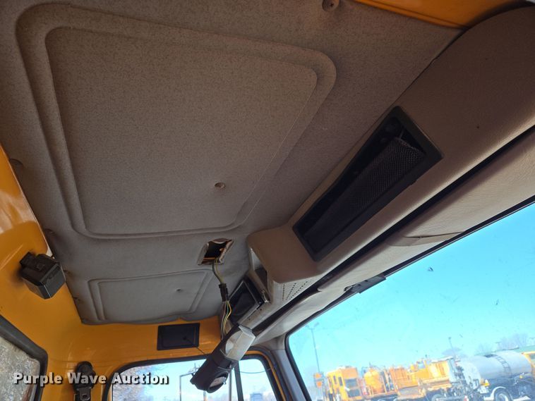 image for item EJ7346 2002 International 4900 dump truck