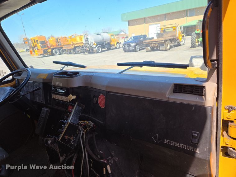 image for item EJ7346 2002 International 4900 dump truck